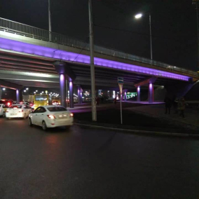 Як підсвітили мости біля метро «Почайна»: фото