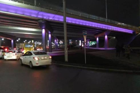 Як підсвітили мости біля метро «Почайна»: фото