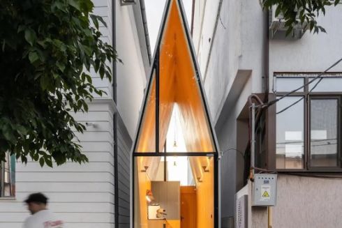 У Бухаресті відкрили кав’ярню зі скляним фасадом у щілині між будинками