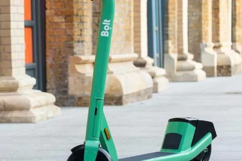 Кинуті на дорозі самокати створюють небезпеку для незрячих людей: Bolt закликали унормувати паркування