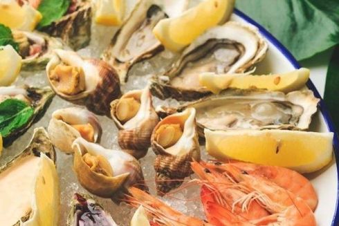 На Мінській відкривається Mushlya Cafe Діми Борисова. У день відкриття пригощають устрицями та вином