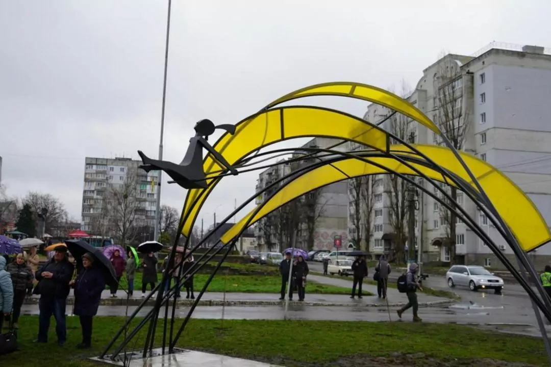 У Бородянці відкрили скульптуру &ldquo;Дівчинка під сонцем&rdquo;: фото