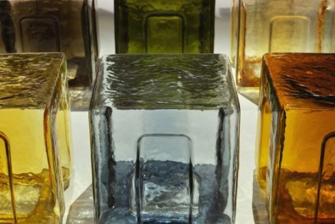 Для показу Bottega Veneta в Мілані створили &laquo;цукеркові&raquo; куби зі скла