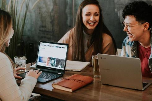 Інститут Projector запускає фонд для навчання жінок-переселенок