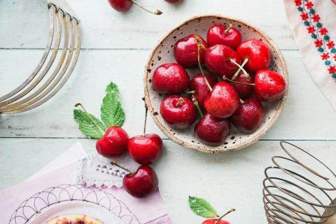 5 рецептів червня — що приготувати з черешні, кабачків, огірків і молодої картоплі