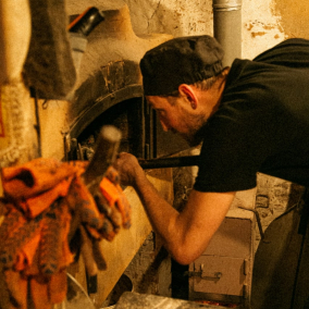 Как повара и айтишники в Буче восстанавливают пекарню и пекут хлеб для горожан
