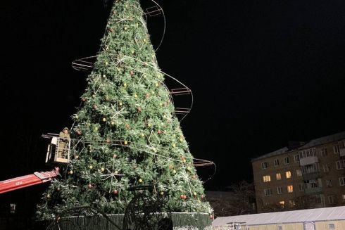 Фото: У Бучі та Ірпені встановлюють новорічні ялинки