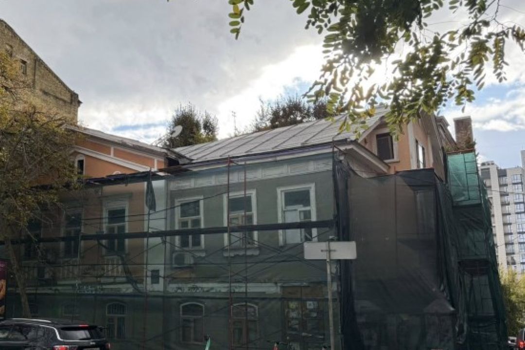 Кияни вимагають зняти будівельну сітку з «Будинку з хлібною лавкою» на Ярославовому Валу