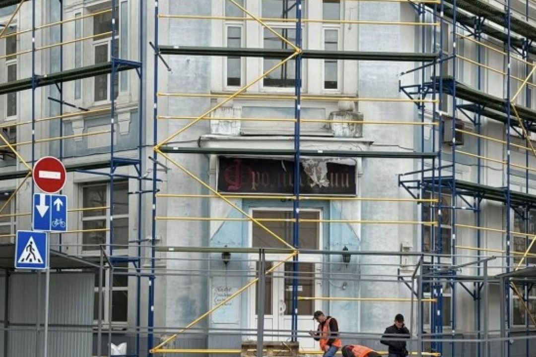 У Києві встановлюють будівельний паркан навколо історичної фабрики на Подолі