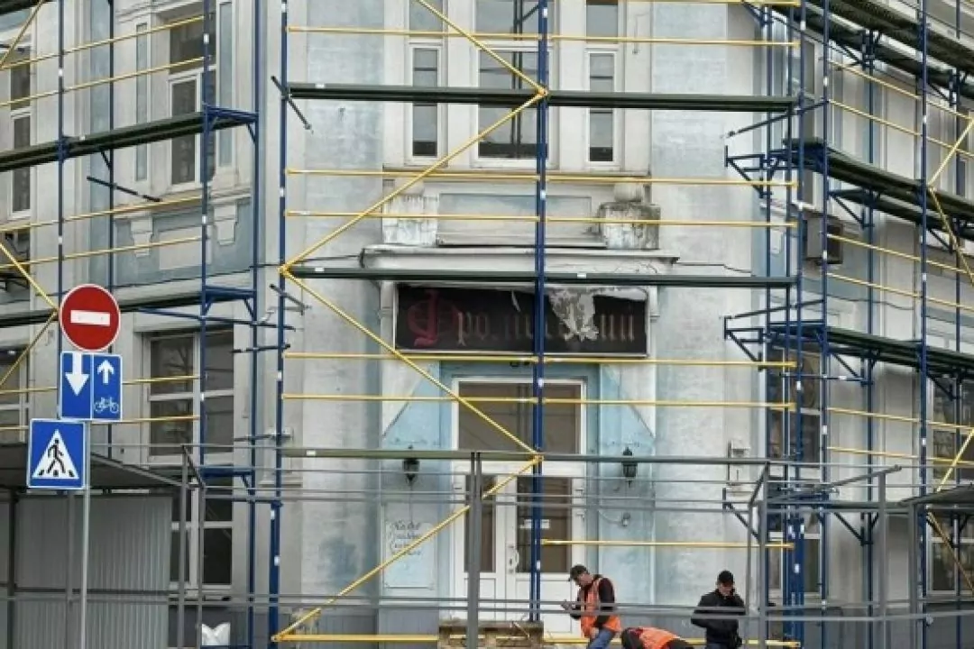 У Києві встановлюють будівельний паркан навколо історичної фабрики на Подолі