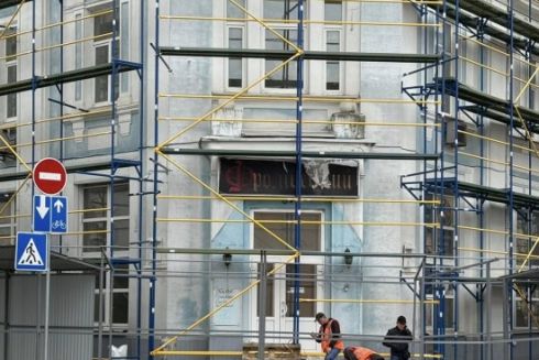 У Києві встановлюють будівельний паркан навколо історичної фабрики на Подолі