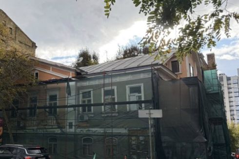 Кияни вимагають зняти будівельну сітку з «Будинку з хлібною лавкою» на Ярославовому Валу