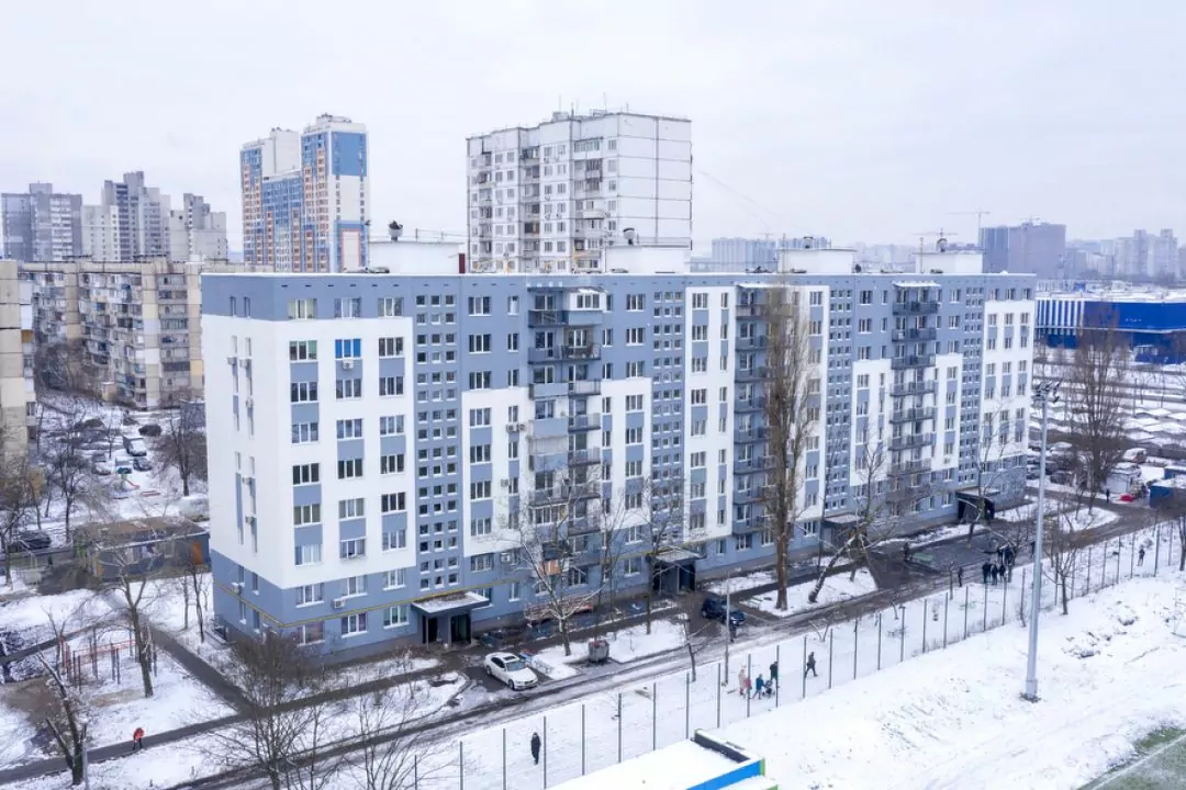 Будинки на Богатирській і на Лобановського відновили після ракетних атак: Туди вже повертаються мешканці