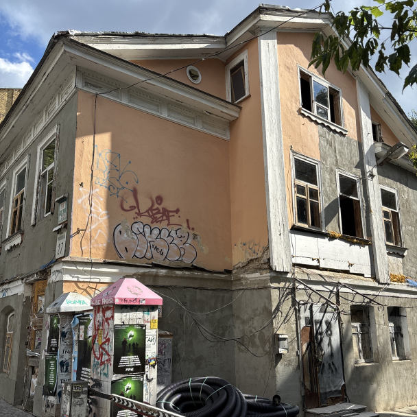 "Будинок з хлібною лавкою" у центрі Києва вимагає зберегти прокуратура