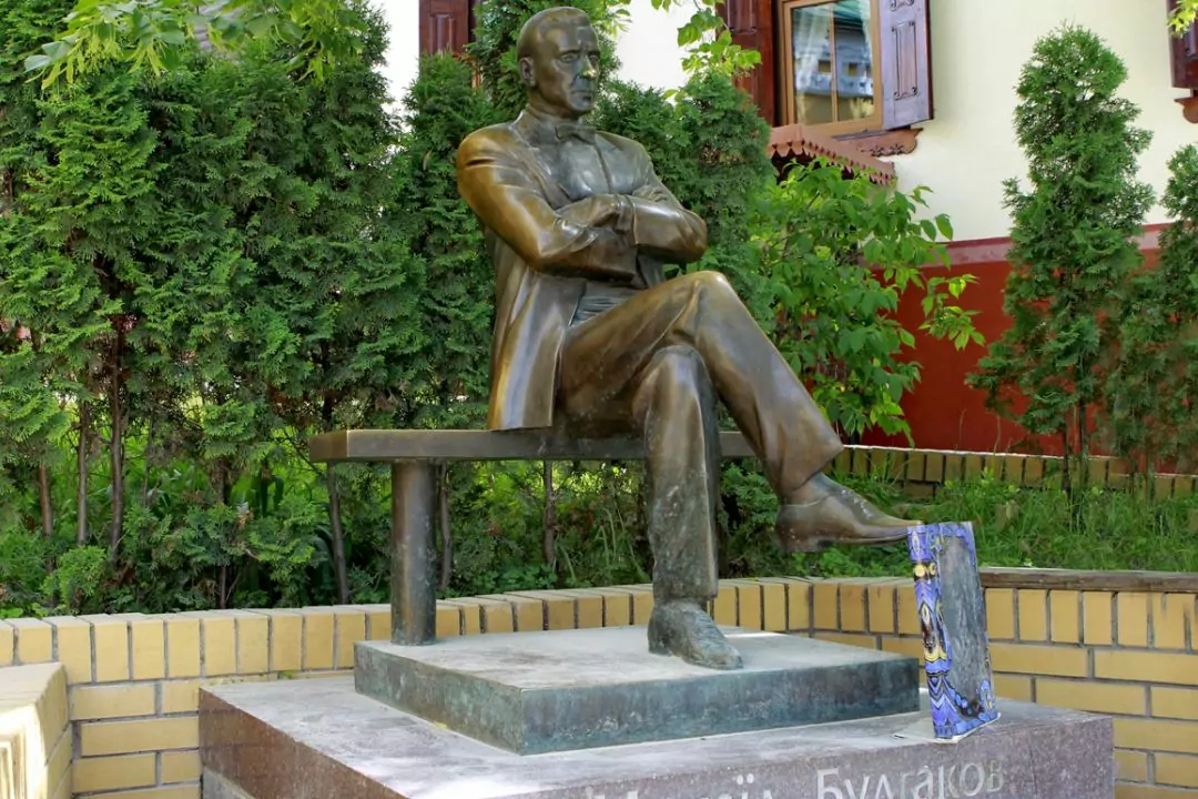 У Києві демонтують пам'ятники Булгакову, Ахматовій і Глінці