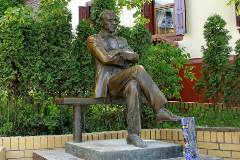 У Києві демонтують пам'ятники Булгакову, Ахматовій і Глінці