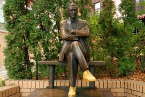 Пам'ятники Булгакову та Ахматовій планують демонтувати: останнє рішення за Київрадою