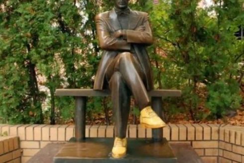 Кияни створили дві петиції про пам’ятник Михайлу Булгакову: за та проти демонтажу