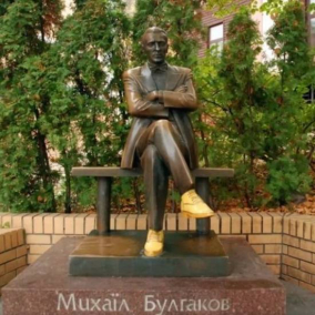 Кияни створили дві петиції про пам’ятник Михайлу Булгакову: за та проти демонтажу