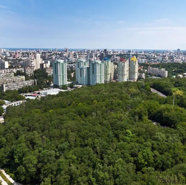 Біля Солом'янському парку будівництво ЖК та продаж квартир у ньому зупинено: подробиці