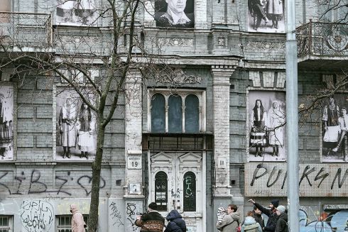 Фасад 120-ти летнего здания на бульваре Шевченко превратили в галерею: фото