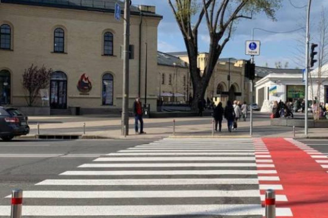 До кінця 2024 року у Києві планують зробити низку пішохідних переходів та перехресть безбар'єрними
