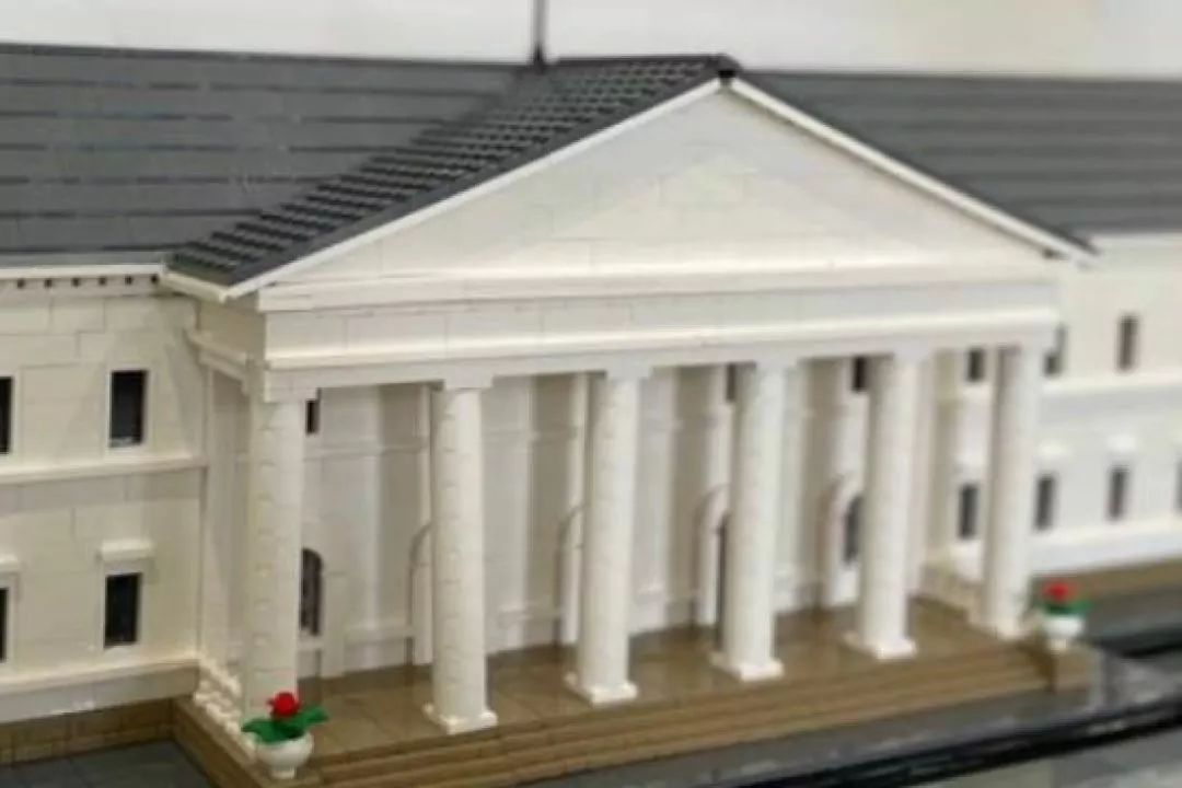 Миколаївський дизайнер відтворює з LEGO зруйновані обстрілами РФ будівлі