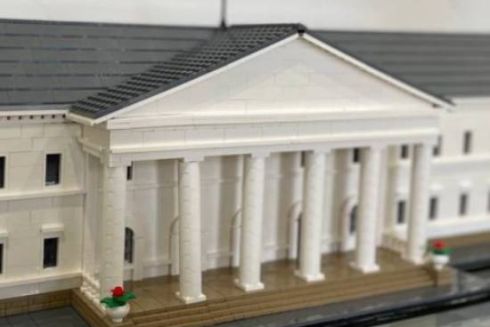 Миколаївський дизайнер відтворює з LEGO зруйновані обстрілами РФ будівлі