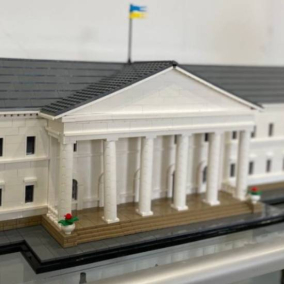 Миколаївський дизайнер відтворює з LEGO зруйновані обстрілами РФ будівлі