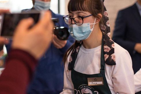 В Броварах открыли инклюзивное Cafe 21.3. Там работают люди с синдромом Дауна