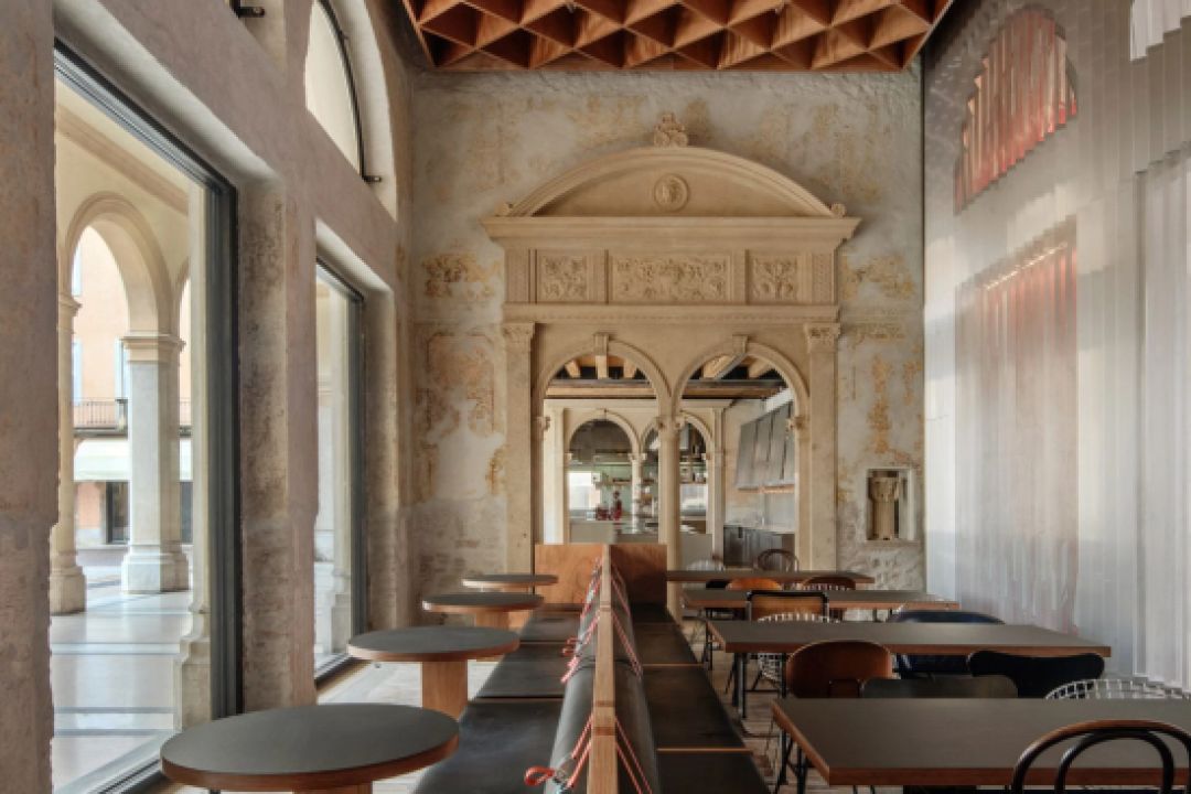 В Італії історичну ратушу XIX століття перетворили на кафе