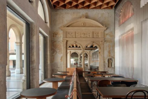 В Італії історичну ратушу XIX століття перетворили на кафе