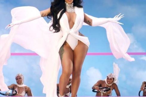 Українська режисерка Таню Муіньо зняла кліп для Cardi B: відео