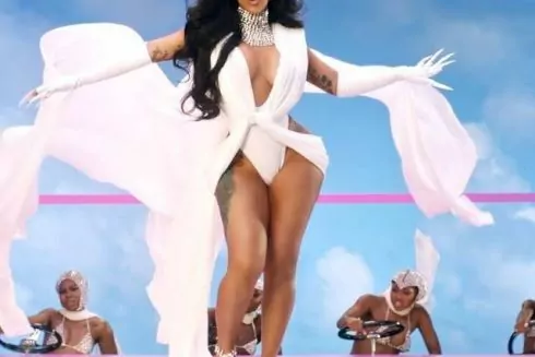 Українська режисерка Таню Муіньо зняла кліп для Cardi B: відео