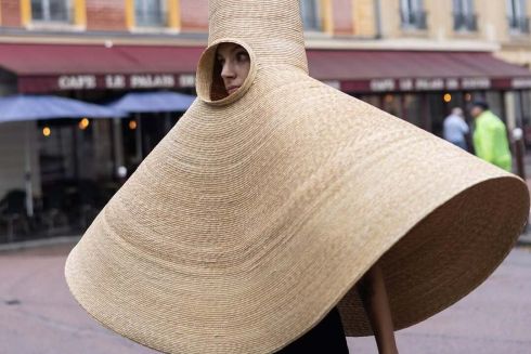 У Парижі показали дощовик із рисової соломи &mdash; він слугує як мікросховище