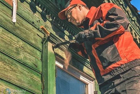 Черниговские волонтеры восстанавливают деревянный фасад 100-летней усадьбы: фото