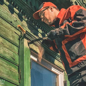 Черниговские волонтеры восстанавливают деревянный фасад 100-летней усадьбы: фото
