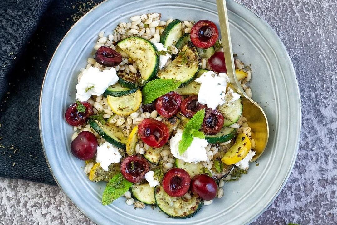 Що готувати влітку: 11 салатів із сезонними фруктами