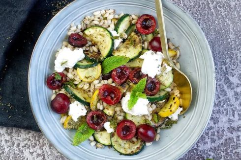 Що готувати влітку: 11 салатів із сезонними фруктами