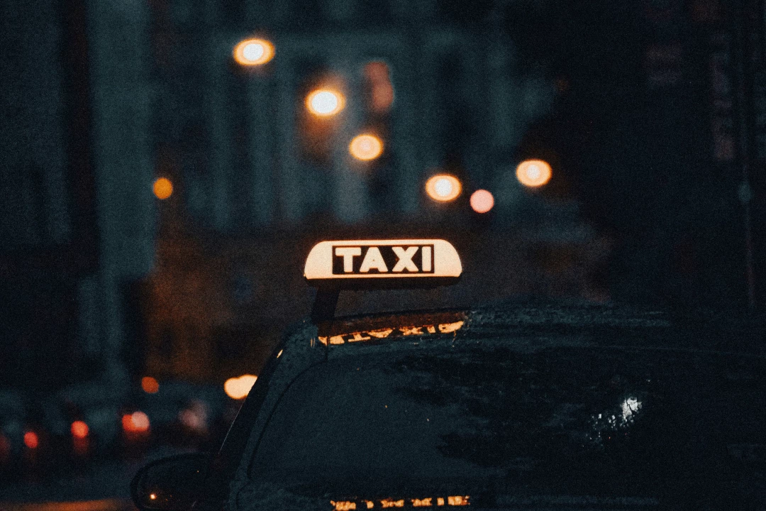У Києві обмежать зростання цін на таксі під час повітряних тривог