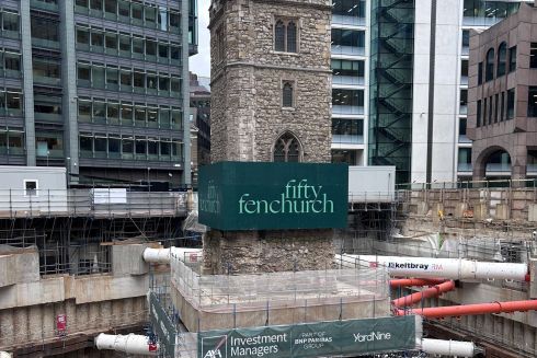 У Лондоні 700-річну церковну вежу підвісили на 14 метрів над котлованом