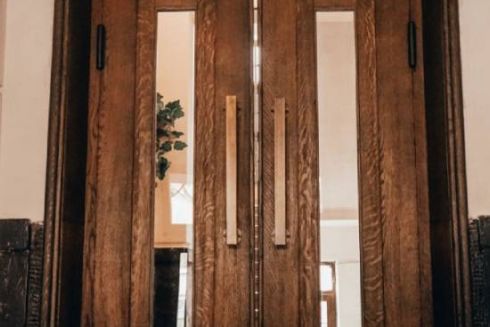 Дивіться, як у Львові відреставрували історичні двері-віяло