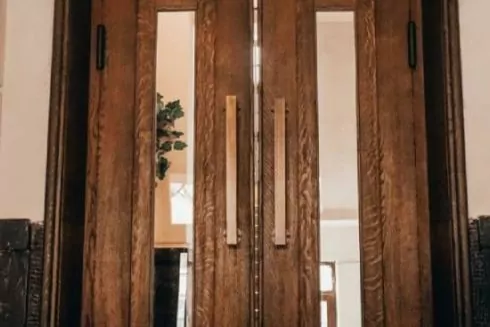 Дивіться, як у Львові відреставрували історичні двері-віяло