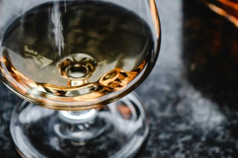 В Україні заборонять назву «коньяк»: з 2026 року напій офіційно стане «бренді»