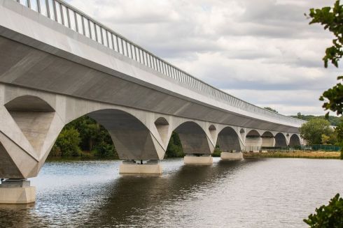 У Британії звели найдовший залізничний міст країни