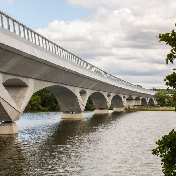 У Британії звели найдовший залізничний міст країни