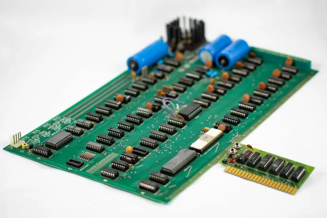 Рідкісний комп'ютер Apple-1 із підписом Возняка і листом Джобса виставлять на аукціон