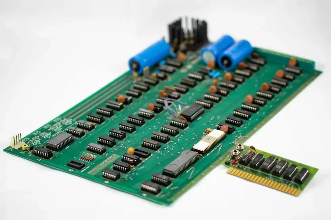 Рідкісний комп'ютер Apple-1 із підписом Возняка та листом Джобса продали за $1,15 мільйона