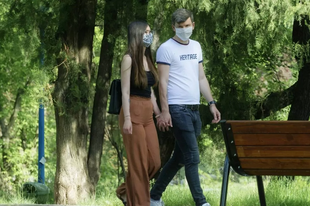Кабмін дозволив ходити групами по 8 осіб і сидіти за столиками в кафе по 4 особи