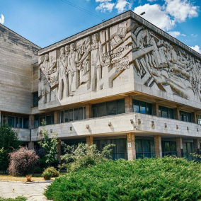 Фото дня: У корпусах Університету Шевченка на ВДНГ утеплюють модерністський фасад